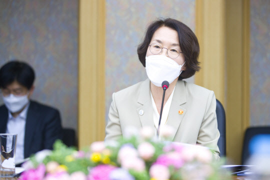 임혜숙 과기정통부 장관은 31일 대전 항우연에서 열린 '우주개발 연구현장 간담회'에서 우주개발 역량 향상을 위한 정부의 지원방안에 대해 얘기하고 있다.  과기정통부 제공